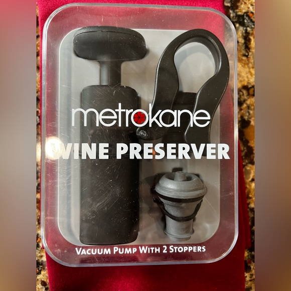 New Metrokane Wine Preserver Vacuum Pump With 2 Stoppers Black w/ Storage Case! - Picture 3 of 5